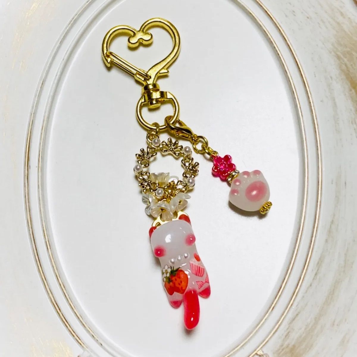ハンドメイド レジンいちご柄猫ちゃんハート型キーホルダー(肉球