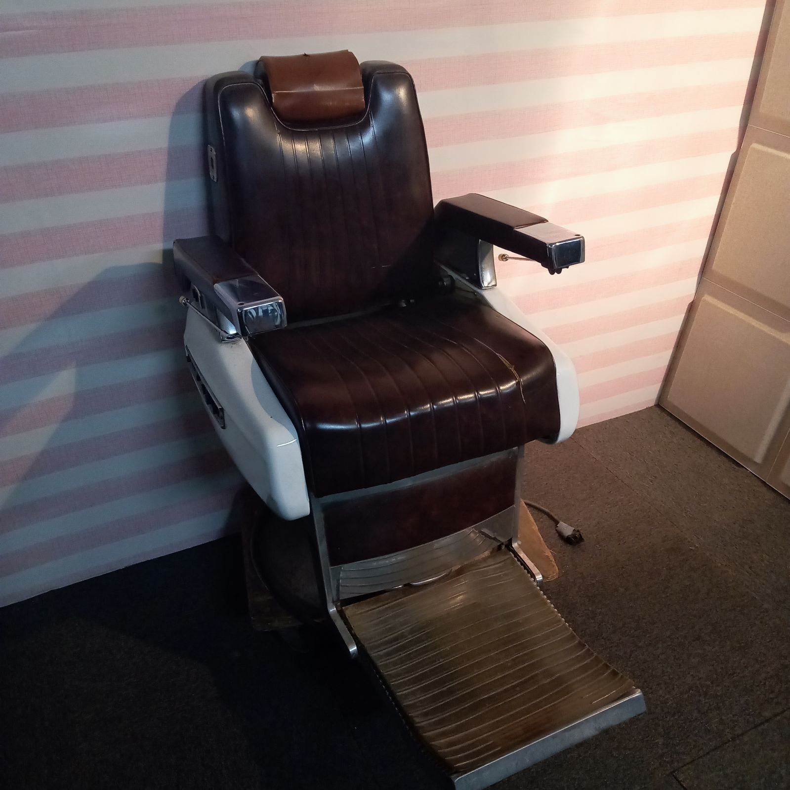 ◯ バーバーチェア 昭和レトロ アンティーク チェア タカラベルモント