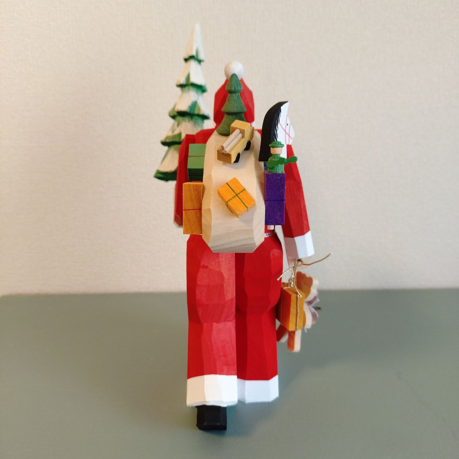 もみの木とプレゼントを持つサンタ ドイツ工芸品 木製 木彫り 手彫り