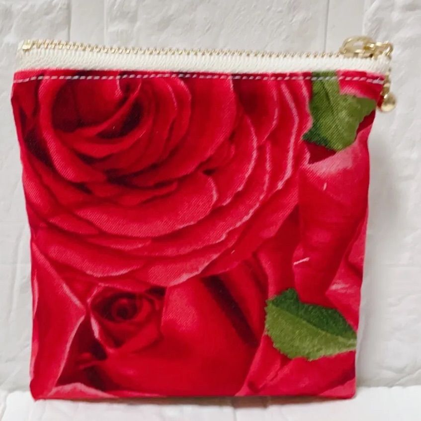 フラットポーチ ハンドメイド 犬柄パネル バチェラー 深紅のバラ