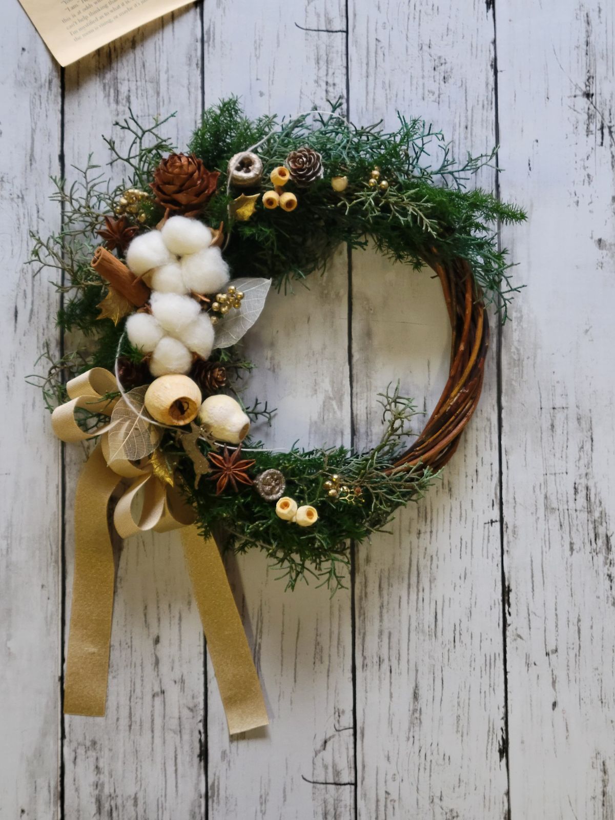 クリスマス リース 木の実とトナカイのハーフムーンリース - メルカリ