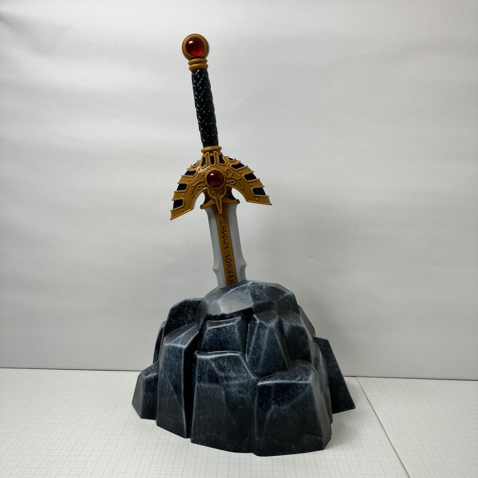 瀬戸店】伝説の勇者賞 ロトの剣～岩台座付き～ ドラゴンクエスト