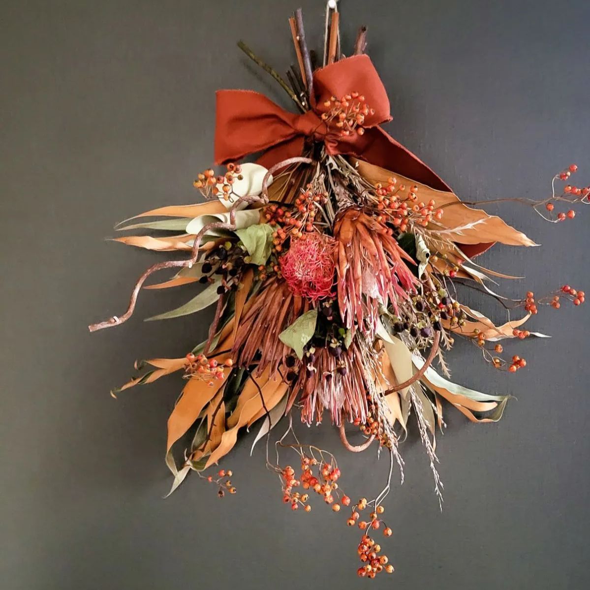 野バラの実 スワッグ ドライフラワー グレビレアゴールド - メルカリ