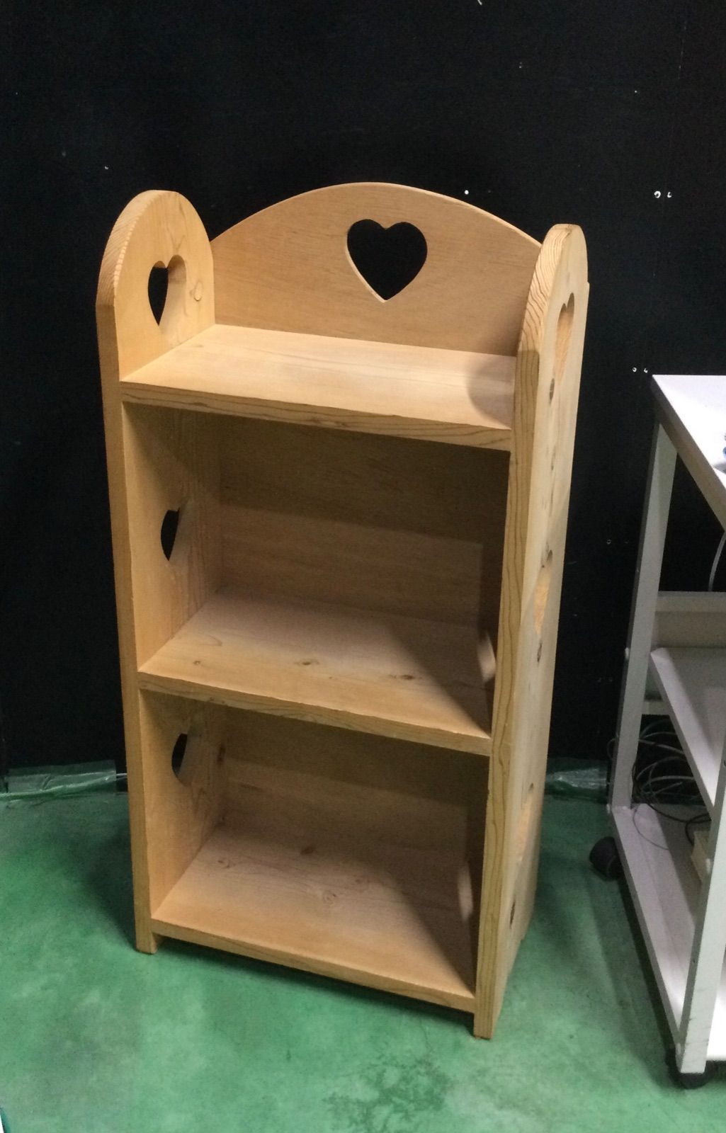 値下げ カントリー家具 木製ハート型 3段飾り棚 ハンドメイド