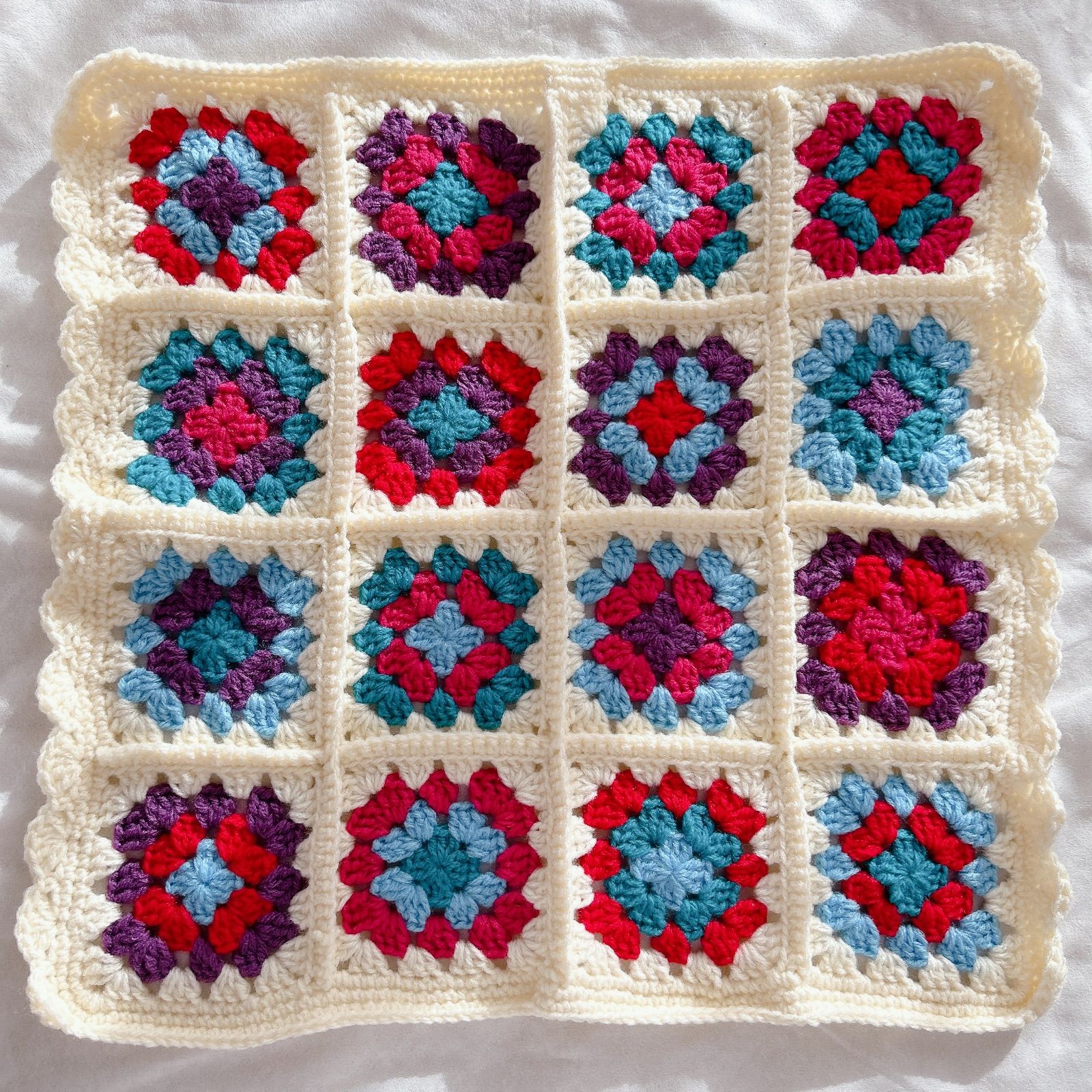 ハンドメイド・完成品】グラニースクエア マルチカバー 赤・青系