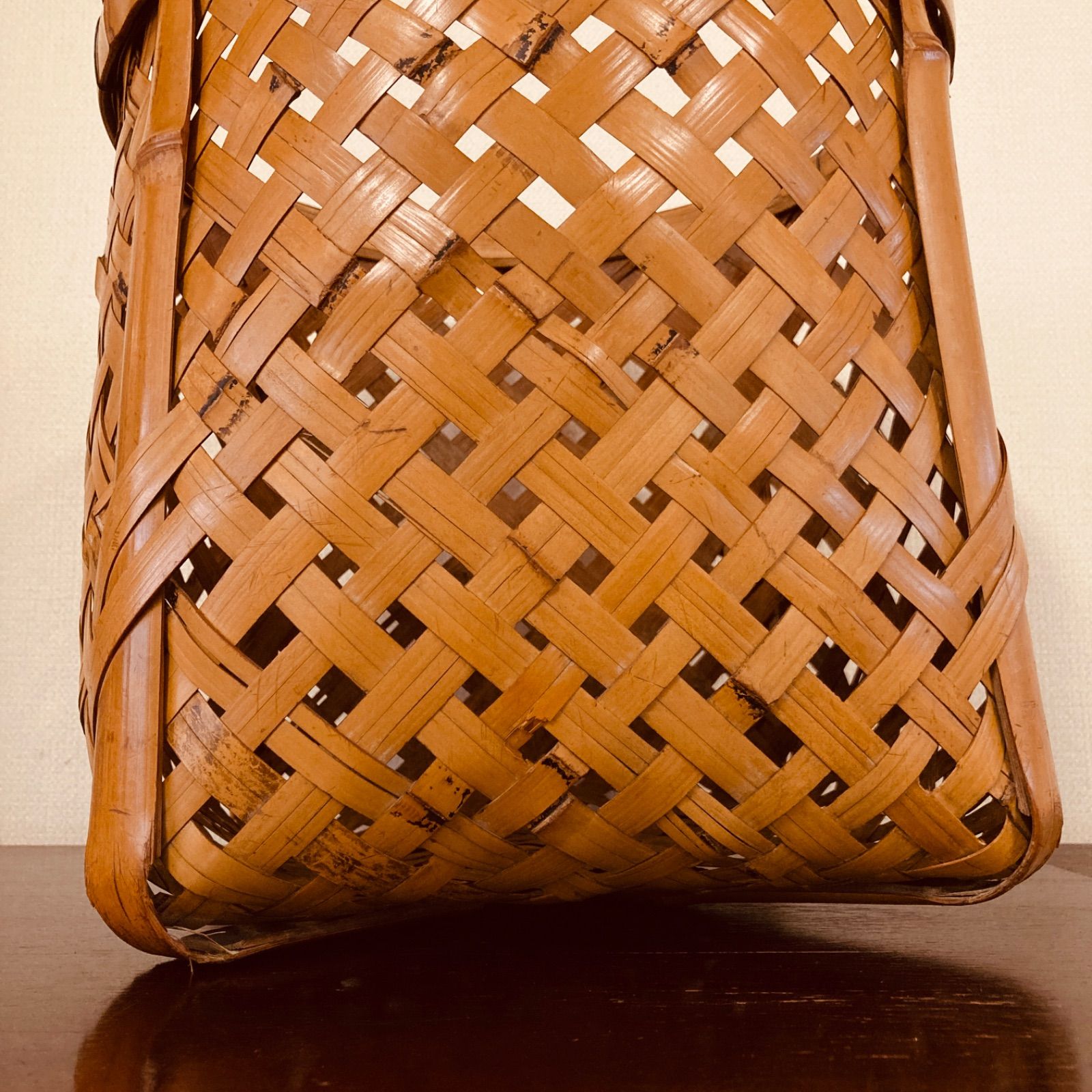 昭和レトロ 竹製の背負いカゴ 丸型 収穫かご 竹籠 - メルカリ