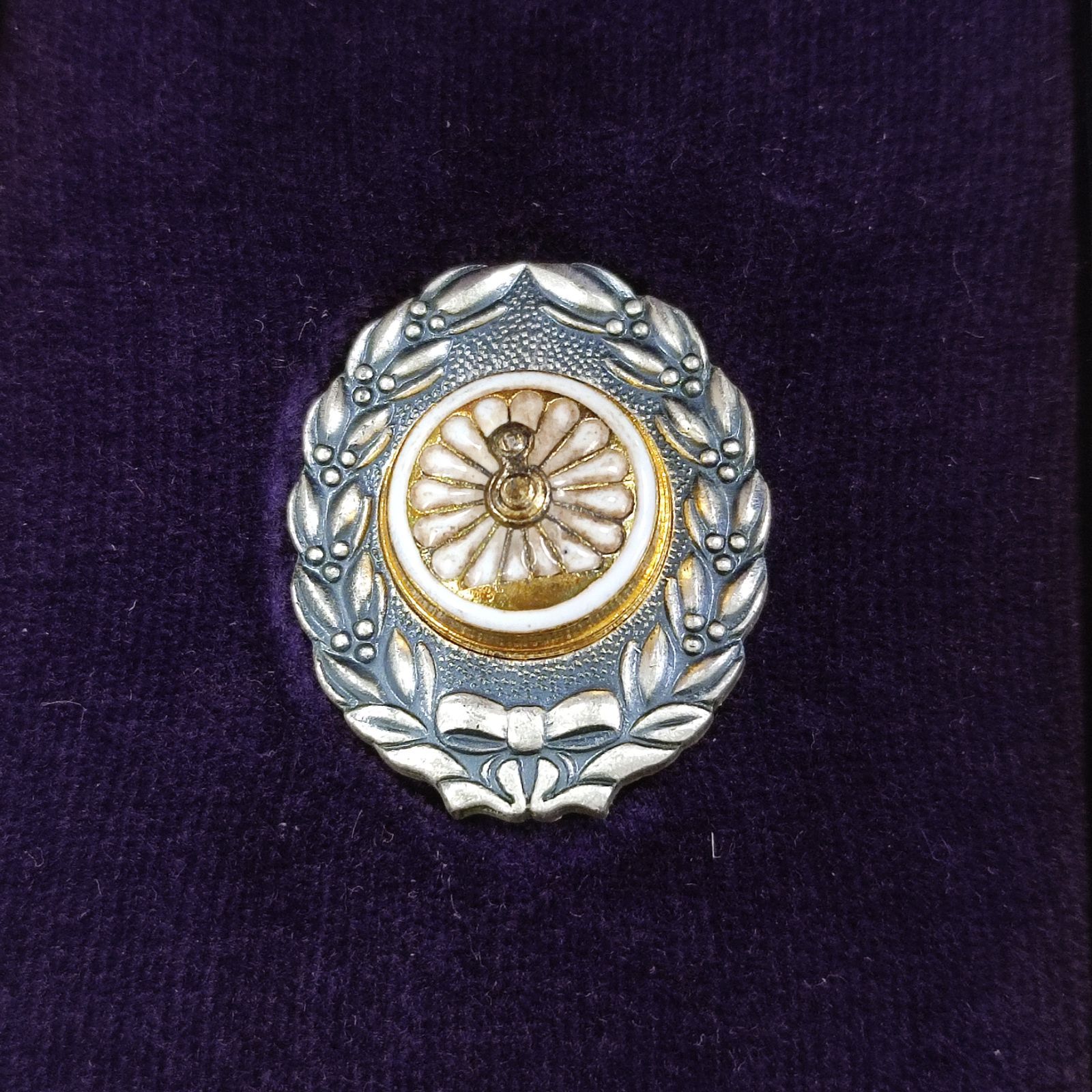 日本国有鉄道功績章 純銀製 国鉄 記念品 バッジ ケース付き - メルカリ