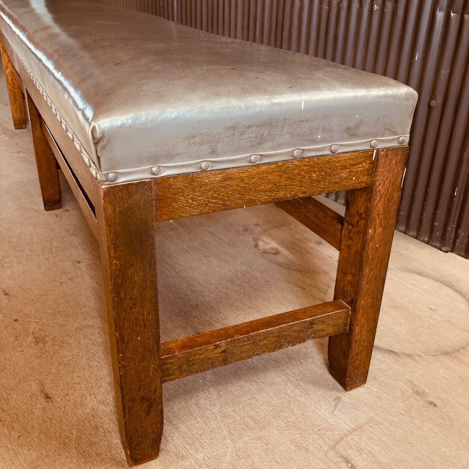 昭和レトロ ナラ材のベンチ 長イス 病院の待合室 当時のビニールレザー