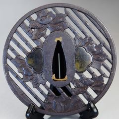 骨董逸品【竹斜格子に牡丹花透鍔 鉄地】(鍔箱・布団付き) 日本刀 刀