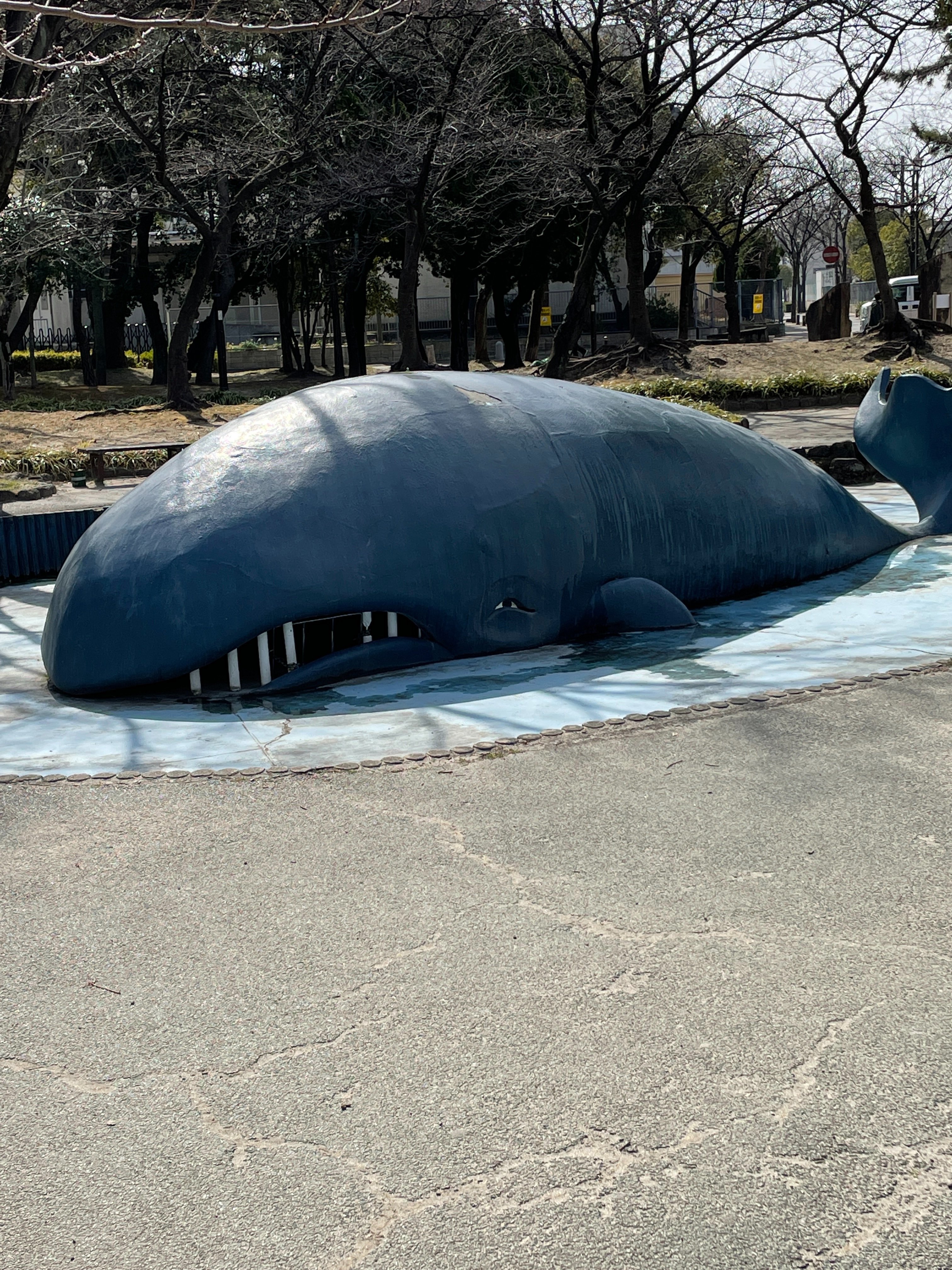 愛知県名古屋市 「道徳公園のクジラ像」｜さとぴか@ドローンクエスト