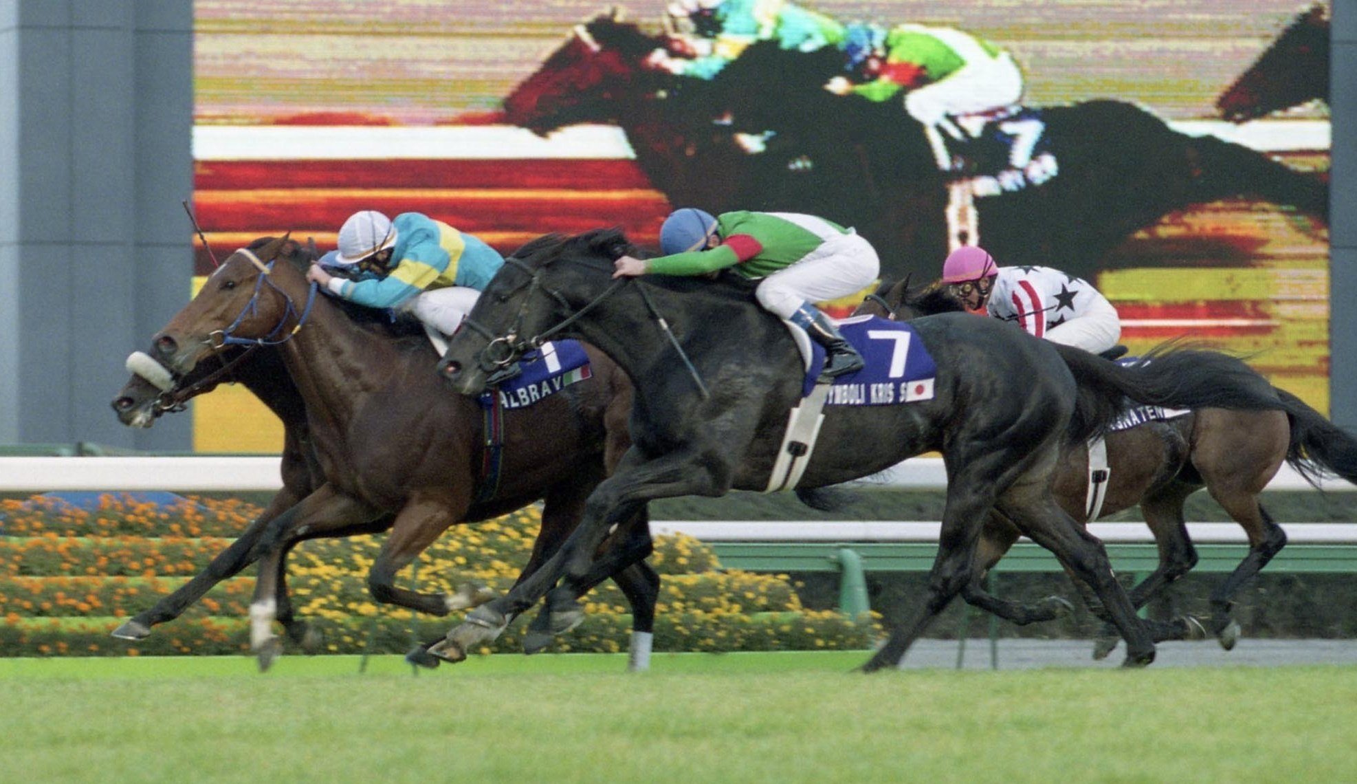 実装！「ウマ娘」の寡黙な留学生・シンボリクリスエスを「東スポ」で