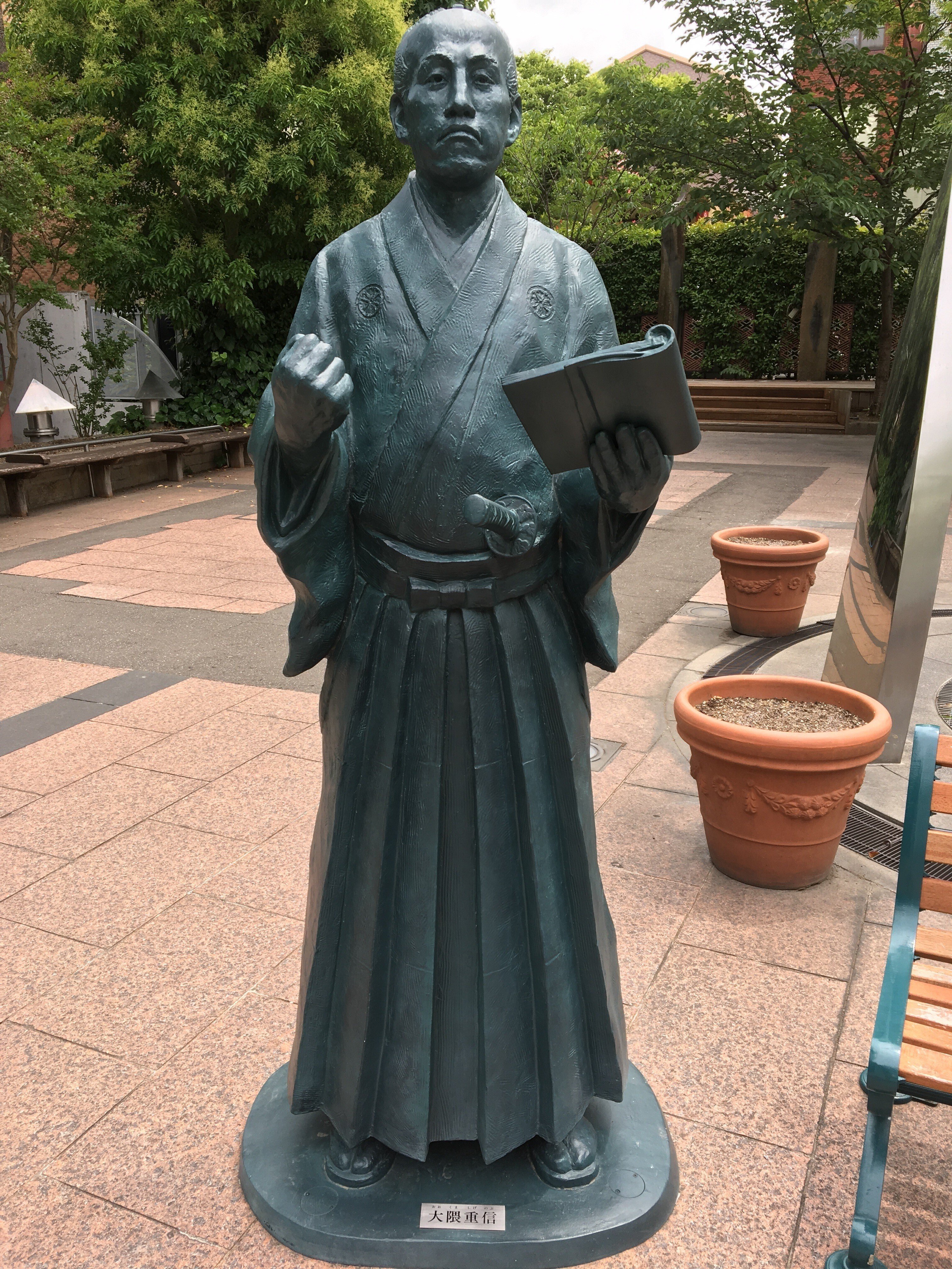 中央通りの佐賀の偉人達の銅像｜YUTO