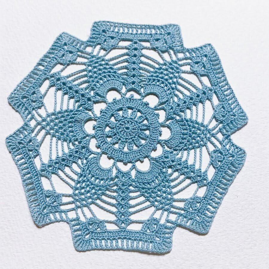 レトロなレース編みの本：お花の形のドイリー｜小さなレースを編んでい