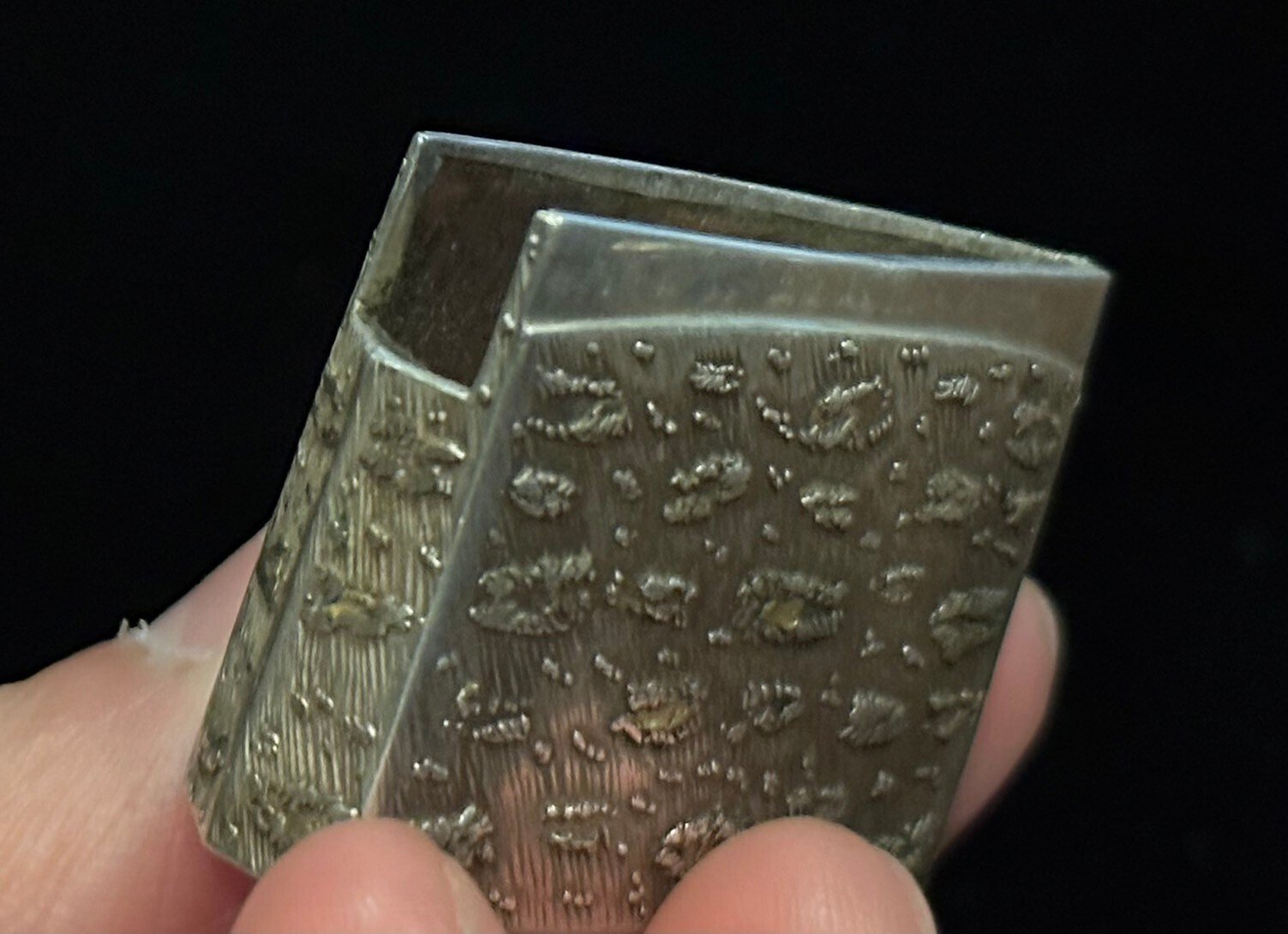 祖父刀③ 祖父の刀に付いている鎺。よく見ると意外に洒落ていた｜刀箱