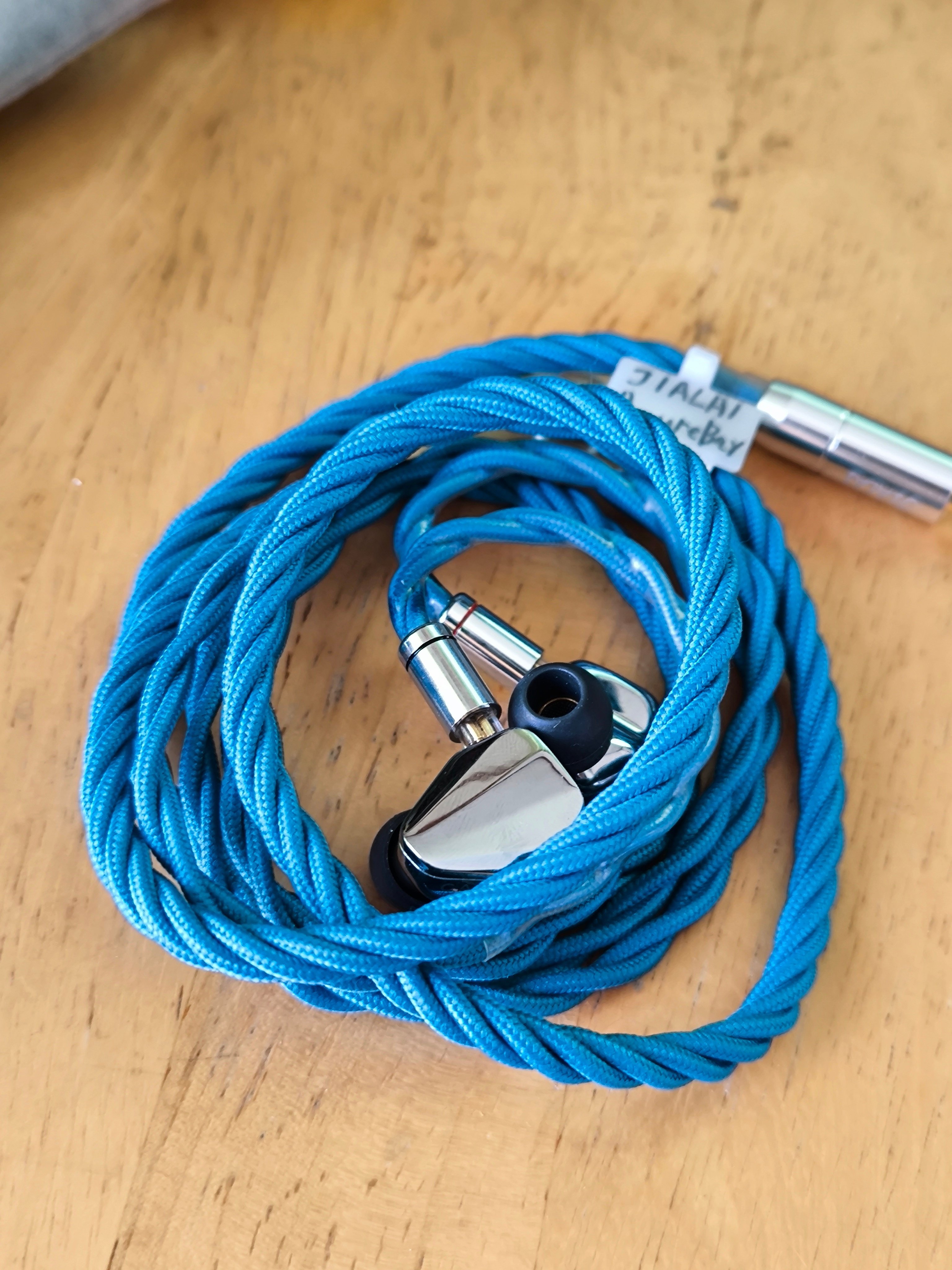 JIALAI CARAT は 硬質寒色の1DD イヤホン + JIALAI AzureBayケーブル