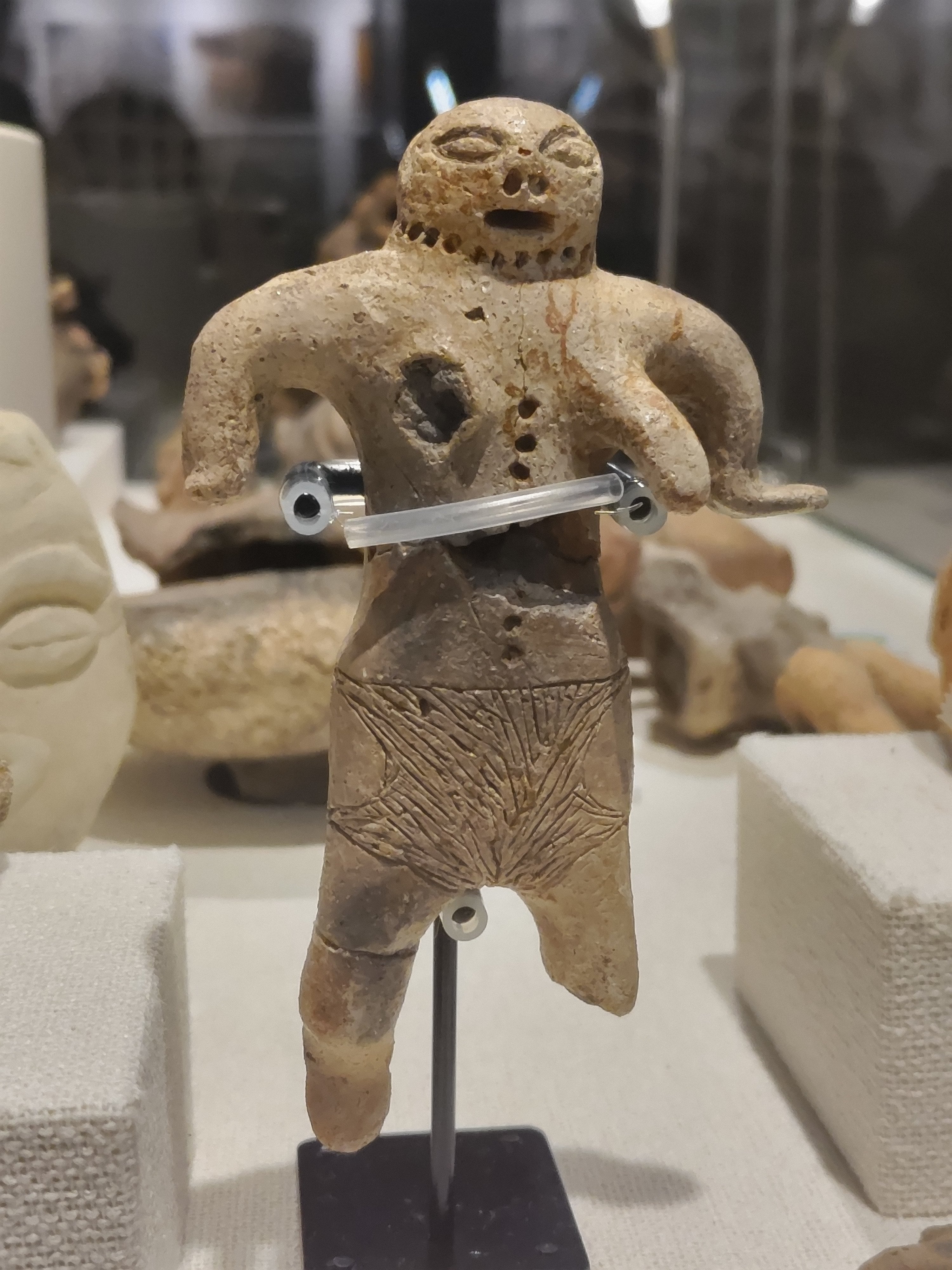 気になる土偶#107】さあ、踊るわよ！/伊勢堂岱縄文館｜のんてり