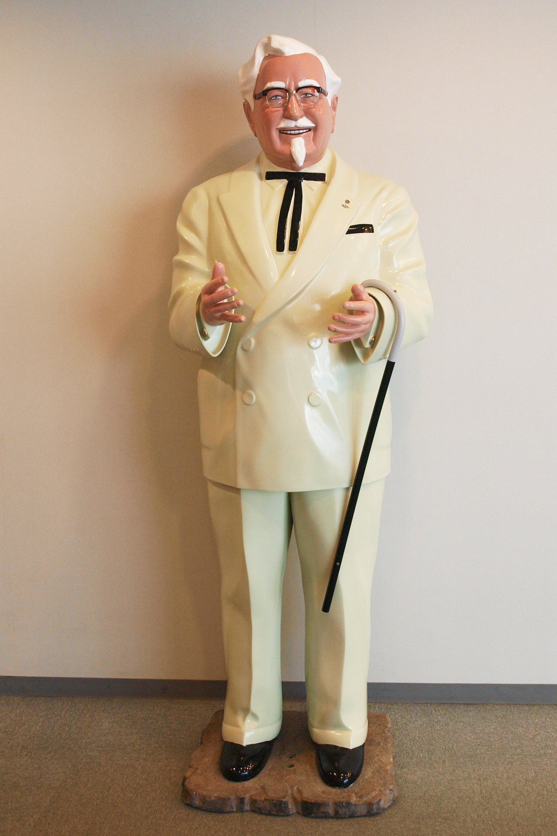 KFCのシンボル、カーネル立像~知られざる驚きのエピソード