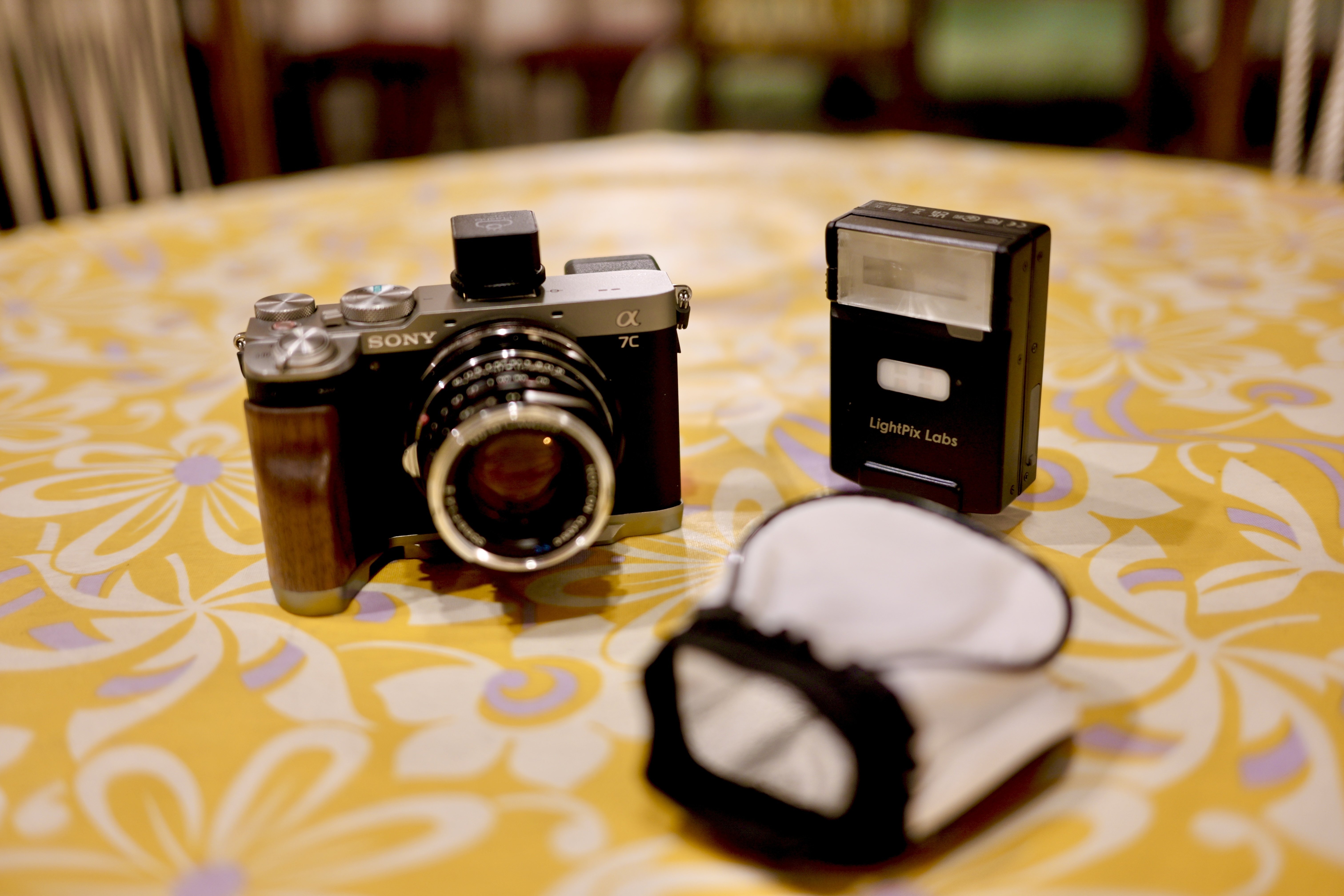 毎日持ち歩く カメラとストロボ(○´∀｀)/｜伊藤めぐ