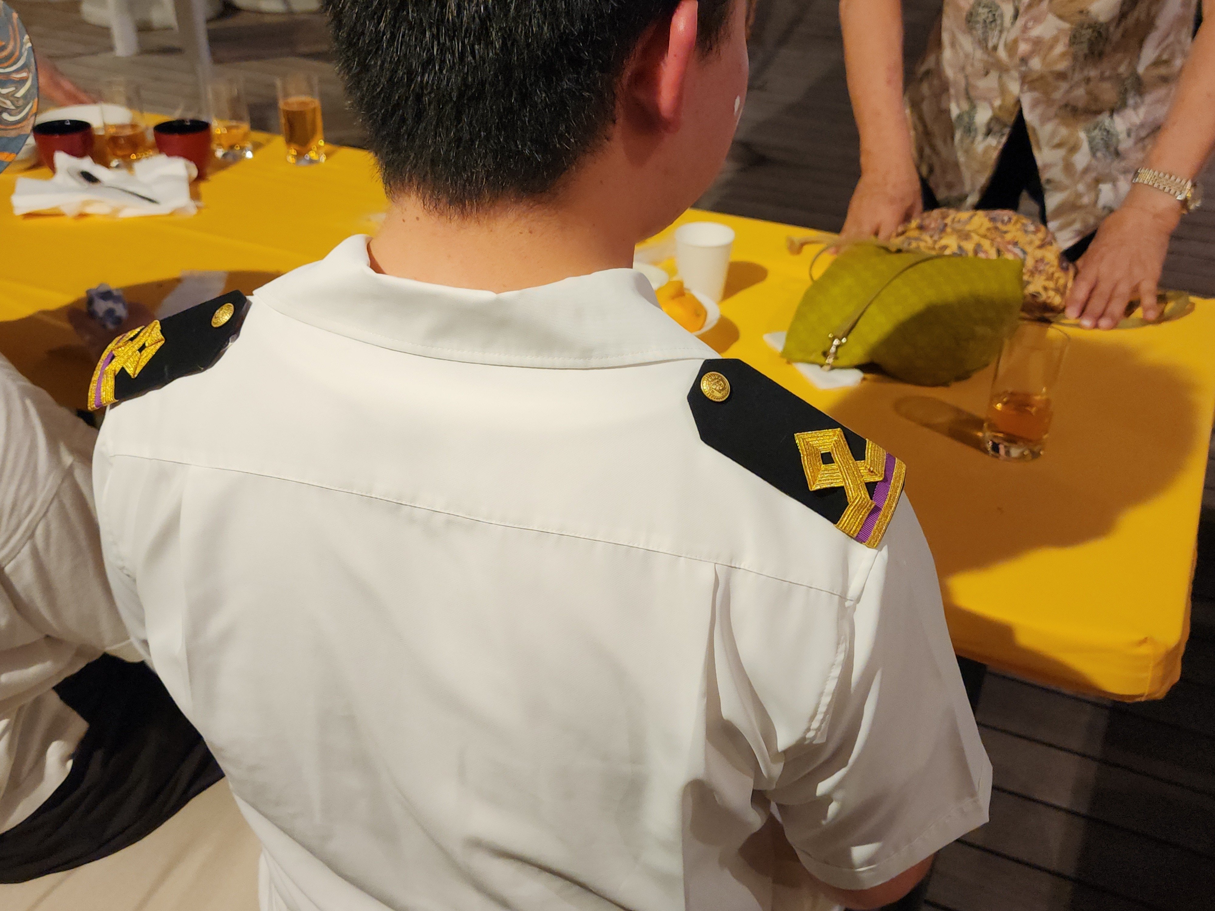 乗組員の制服、肩章や袖章が役職、階級によって違います。金筋色の