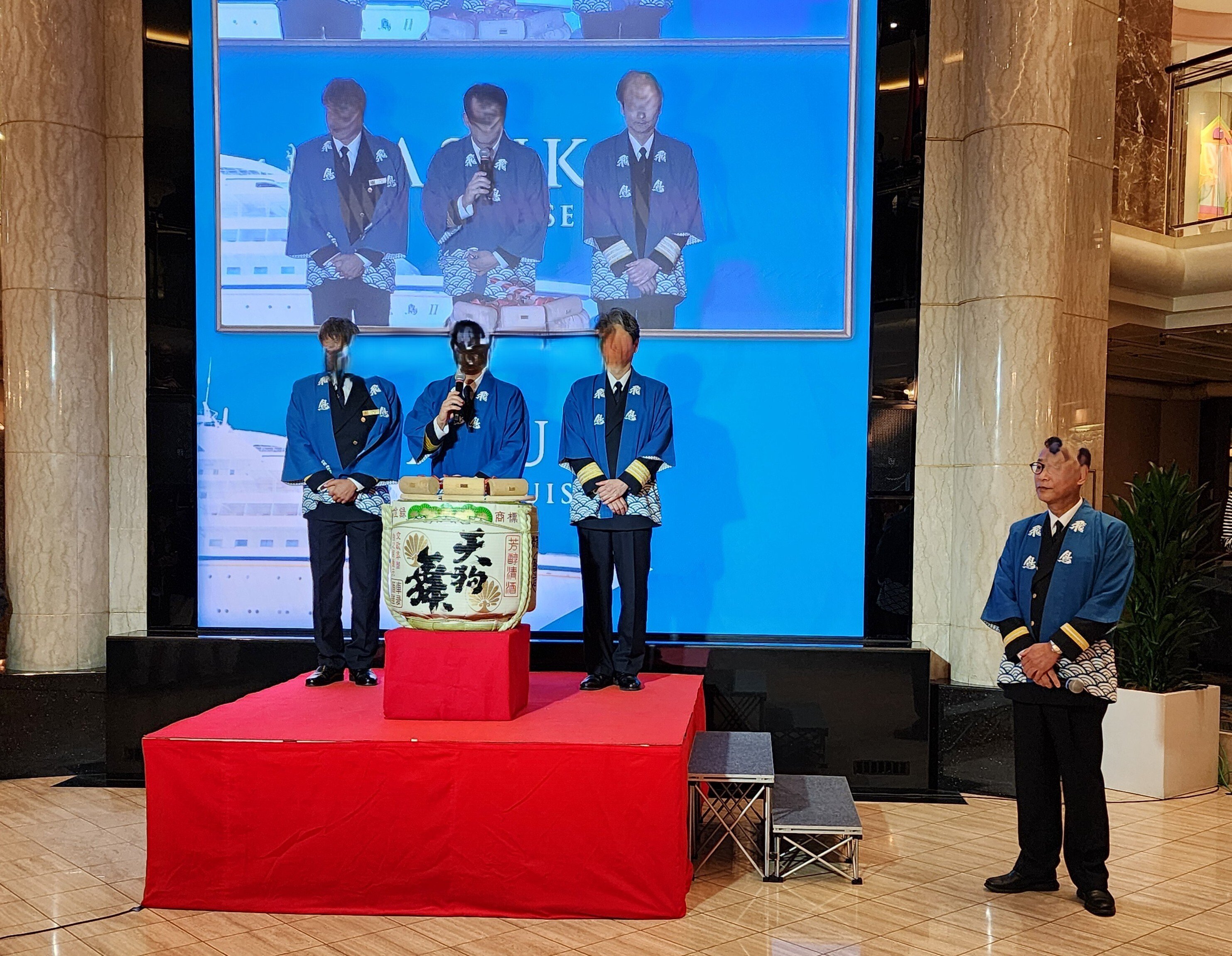 乗組員の制服、肩章や袖章が役職、階級によって違います。金筋色の