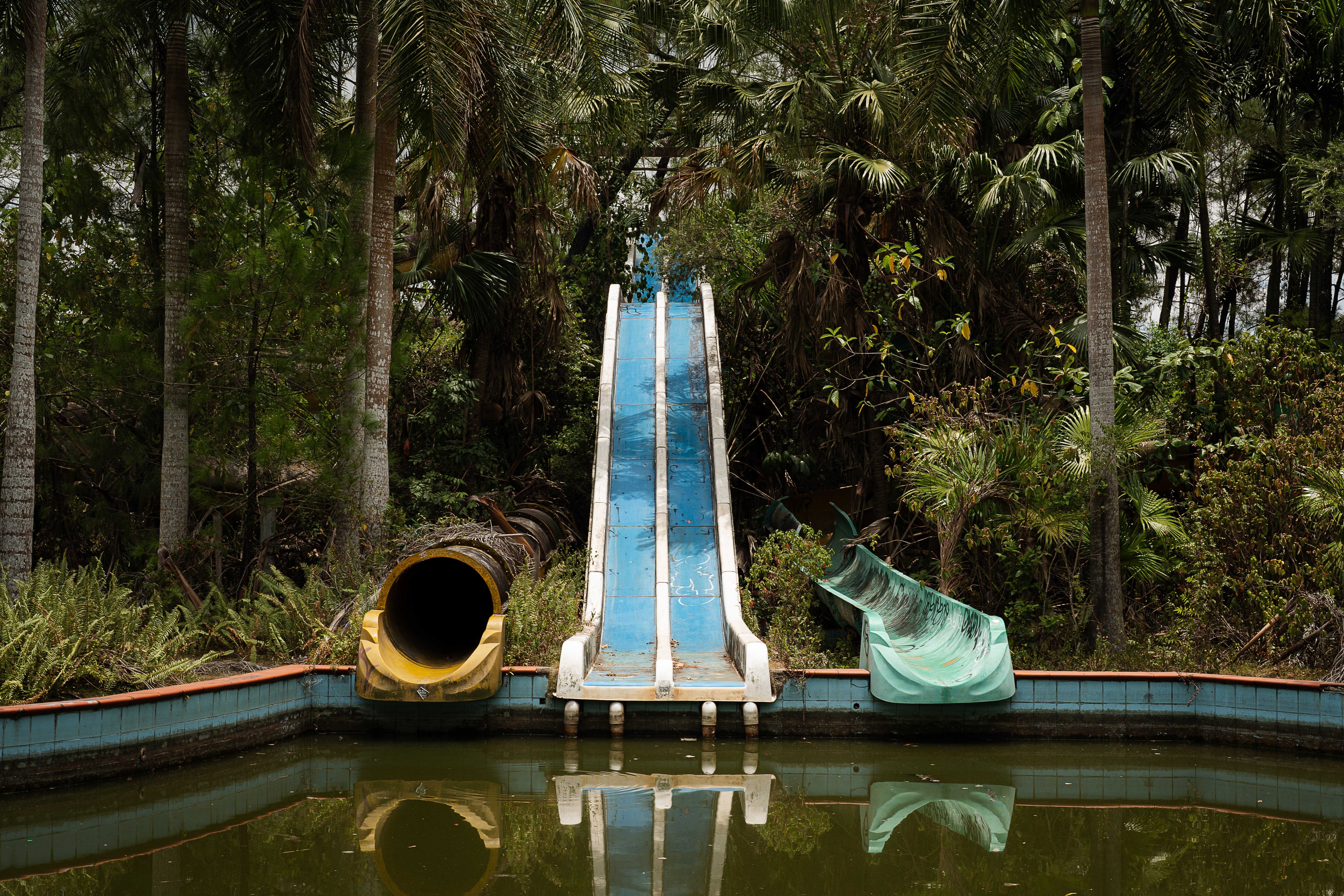 写真】水上の巨大廃墟(ベトナム フエ)｜ばちばちコリコリ軟骨から上げ