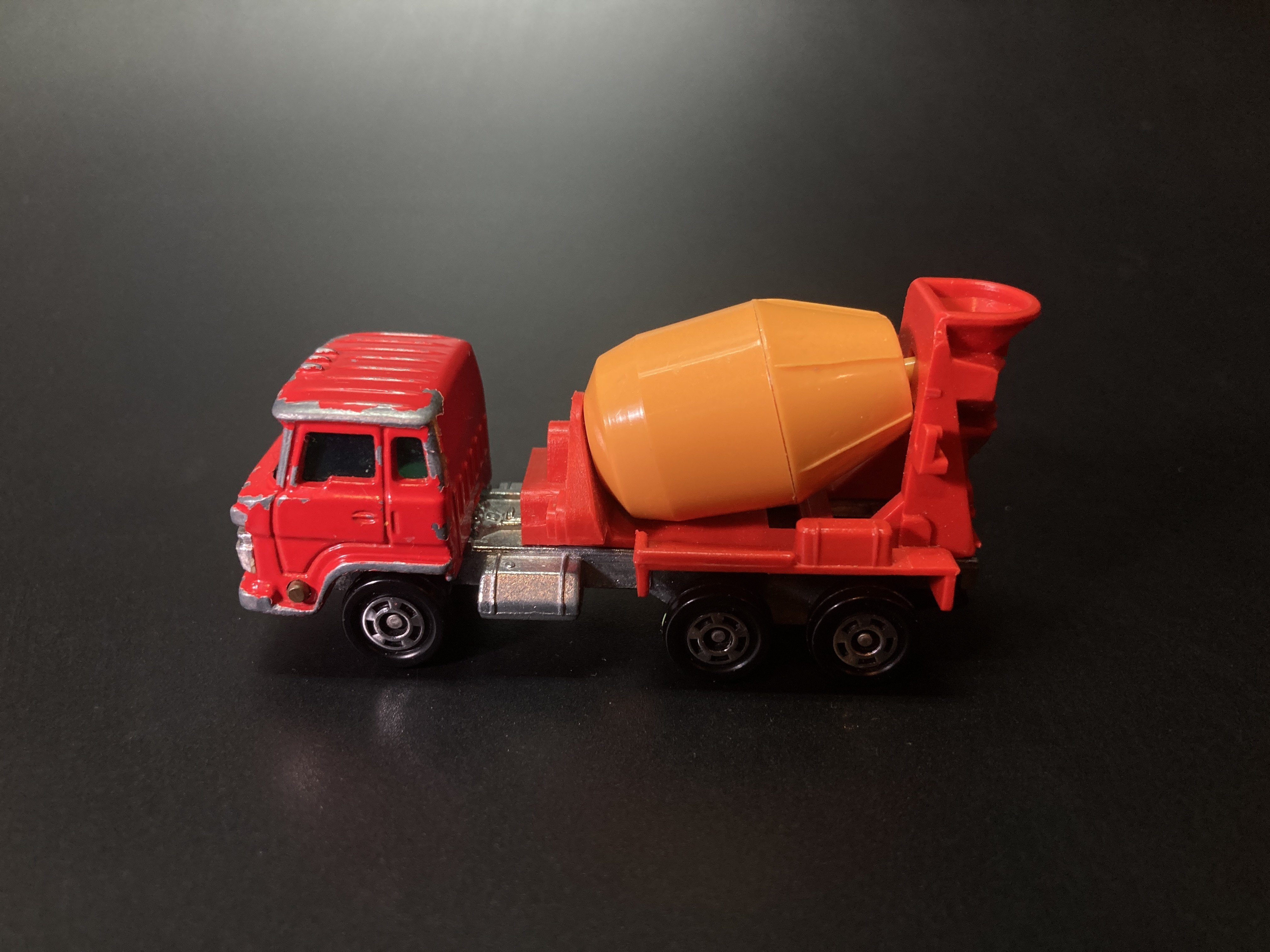 トミカNo.53】1973年発売「日野ミキサー・カー」― 小さなボディに