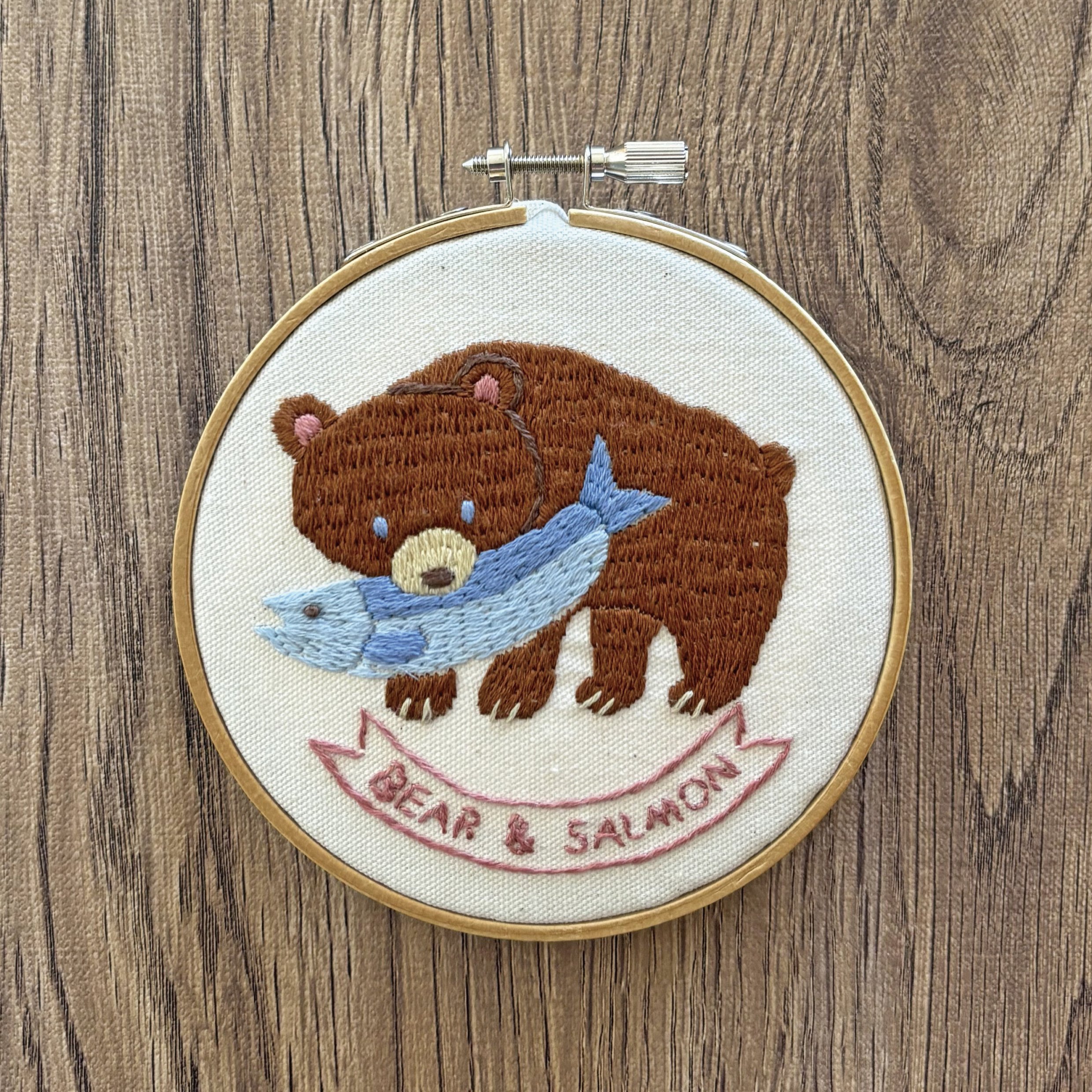 無料刺繍図案の配布『鮭をくわえた熊』｜mayuka