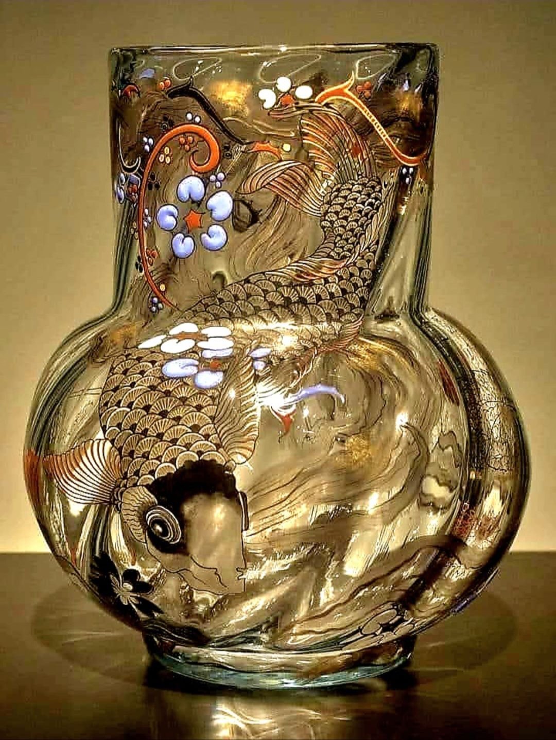 巨大な鯉が透き通ったガラスの花瓶をダイナミックに泳ぐ エミール