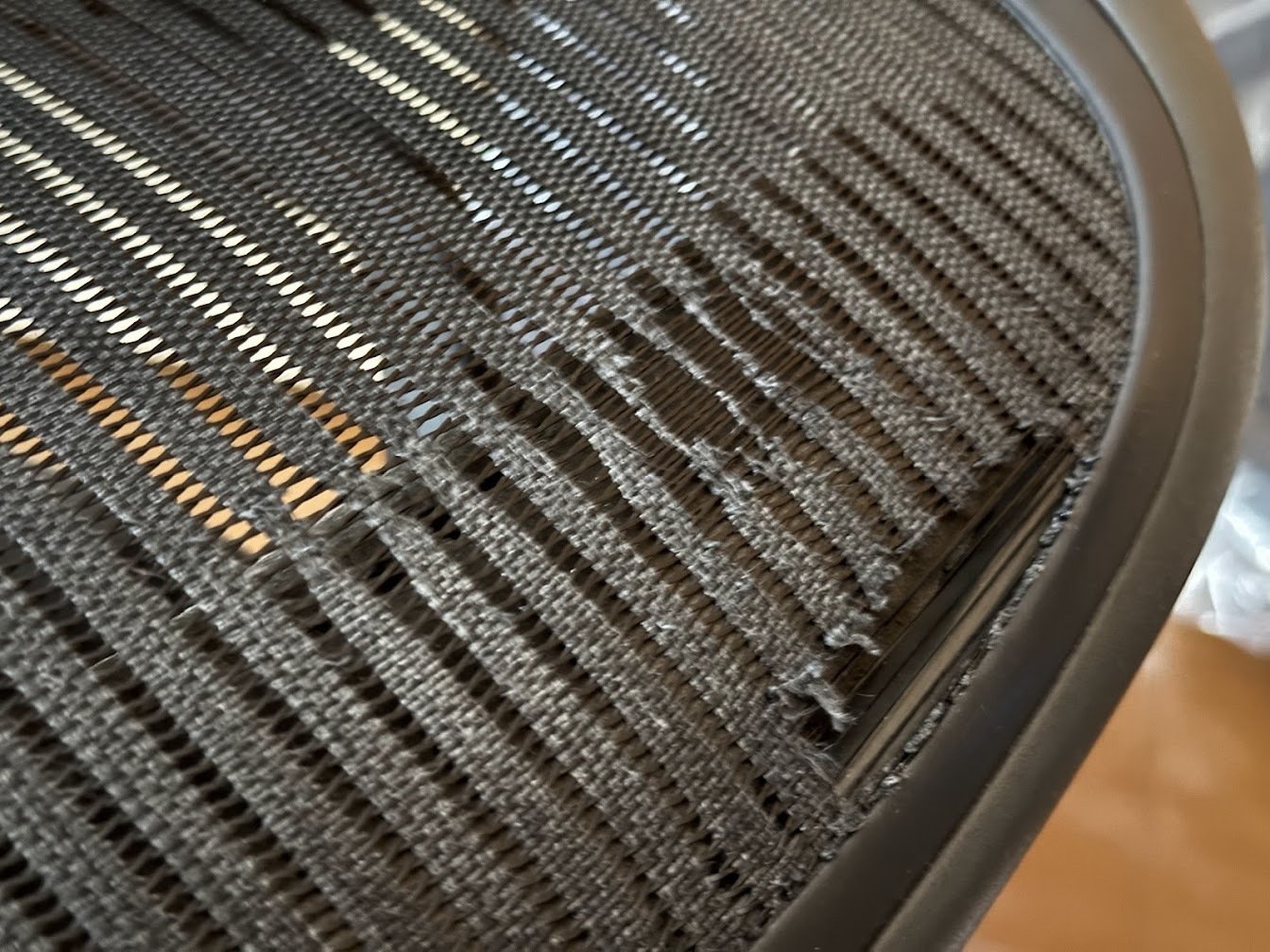 アーロンチェアの座面・背面メッシュを自力（DIY）で新品に交換して