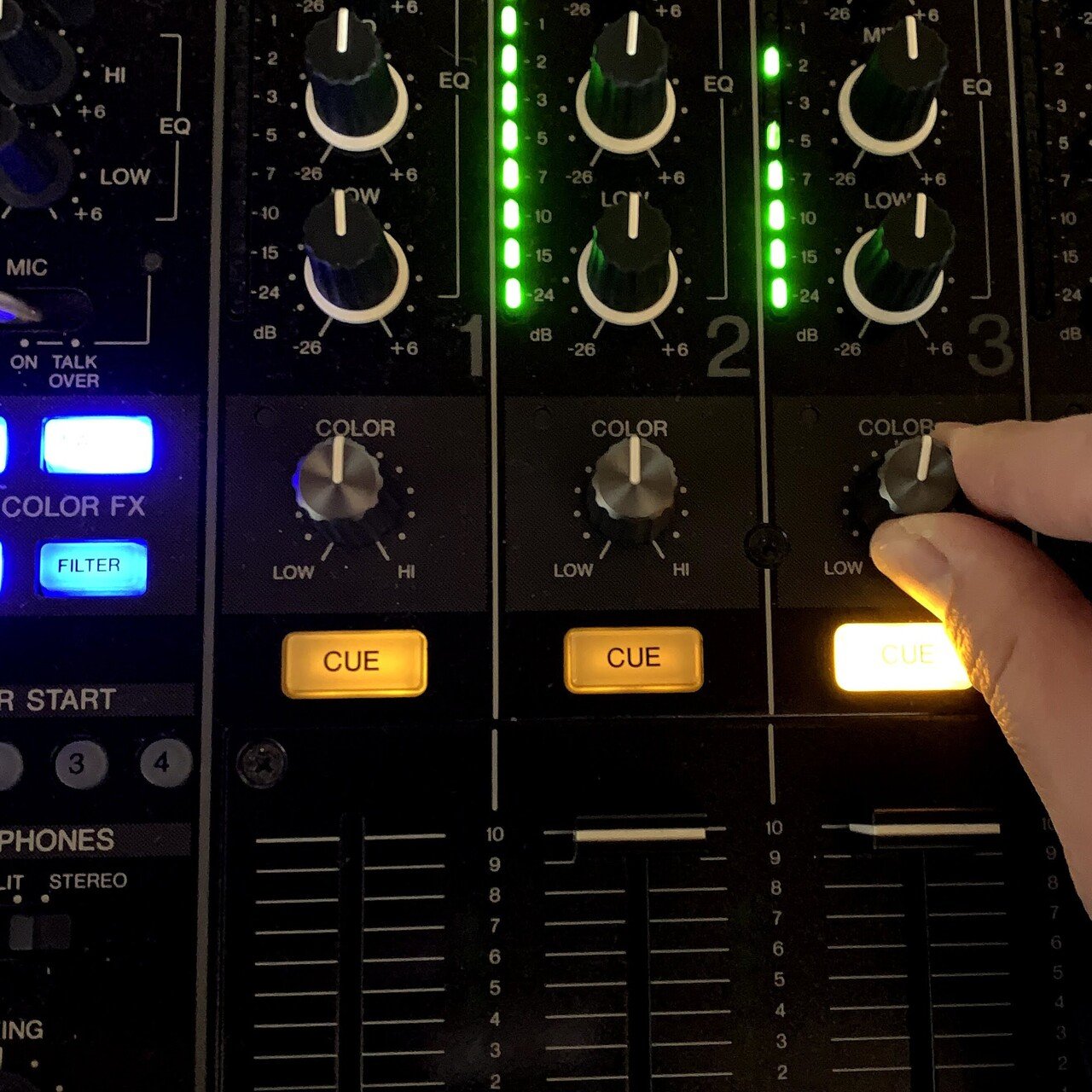 レビュー】DJミキサーは「Pioneer DJM800」を選ぶだけでミックスの達人