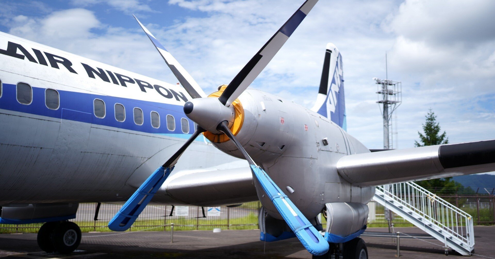 コウノトリ但馬空港 ～ YS-11の前で ～｜hitoyasumi_hitoyasumi