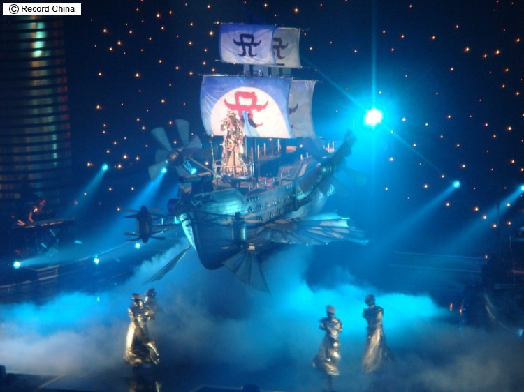 浜崎あゆみがアジアツアーで中国上陸、海賊船の豪華演出でファン魅了
