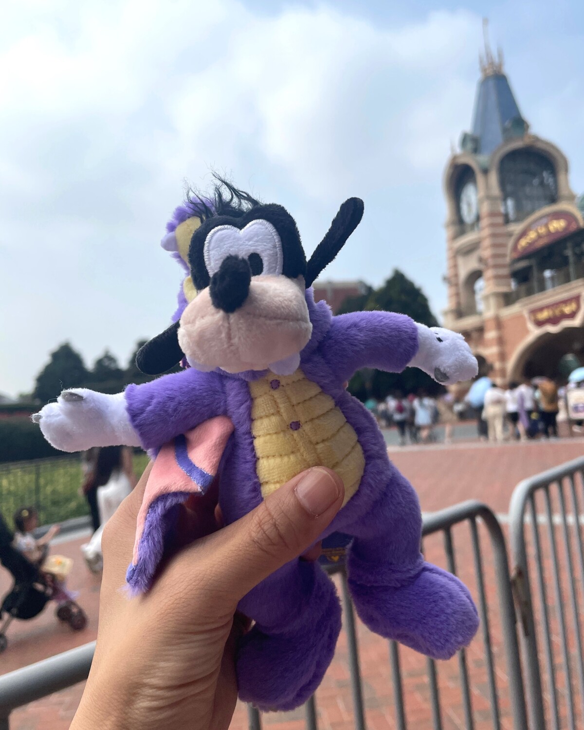 上海ディズニーの新グッズ「紫龍グーフィー」が大人気で品切れ状態