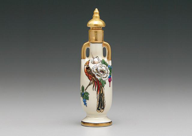 陶磁器製の小さな香水瓶 | 高砂香料工業株式会社