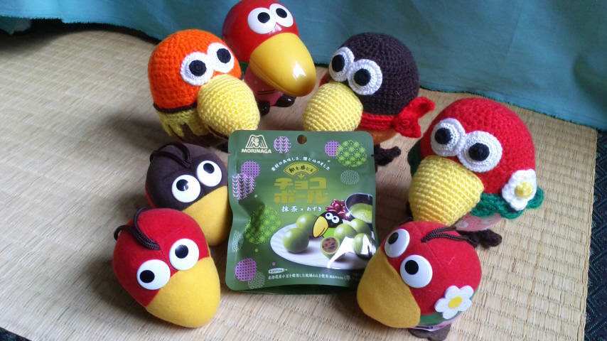 和を感じるチョコボール、コンビニで見つけました。私の編んだキョロ