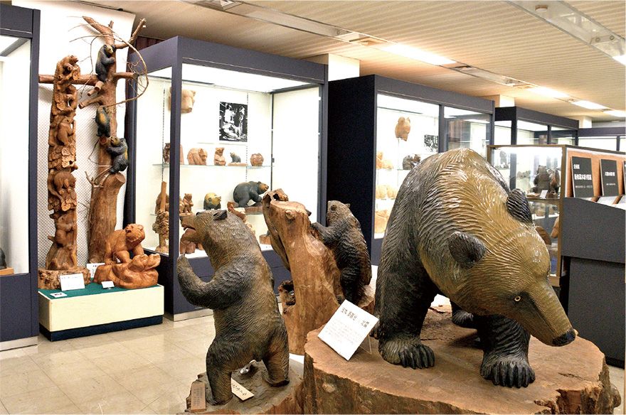 SNSで人気】北海道の伝統工芸「木彫り熊」発祥の地・ 八雲町で個性豊か