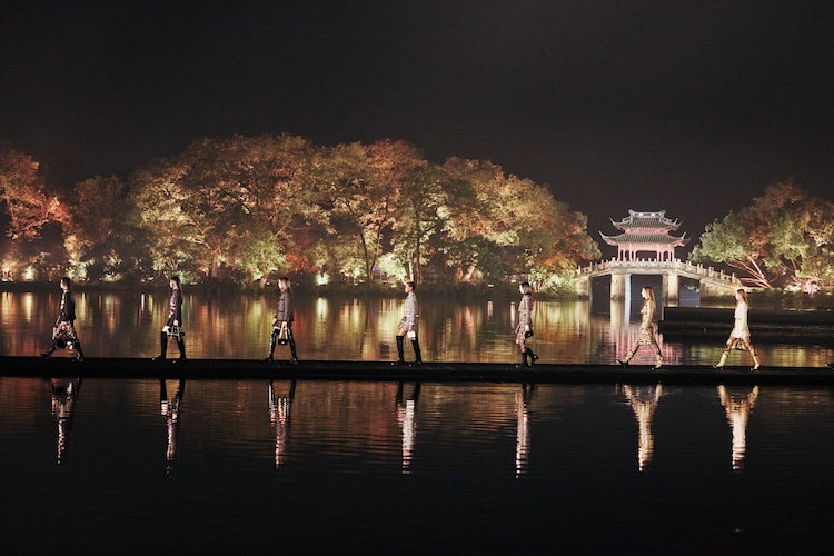 シャネル」が杭州・西湖の湖上で2024/25 メティエダール コレクション