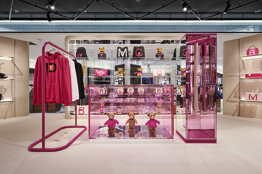 ヴァレンティノ」がポップアップ「ロックスタッズペット&スタディベア