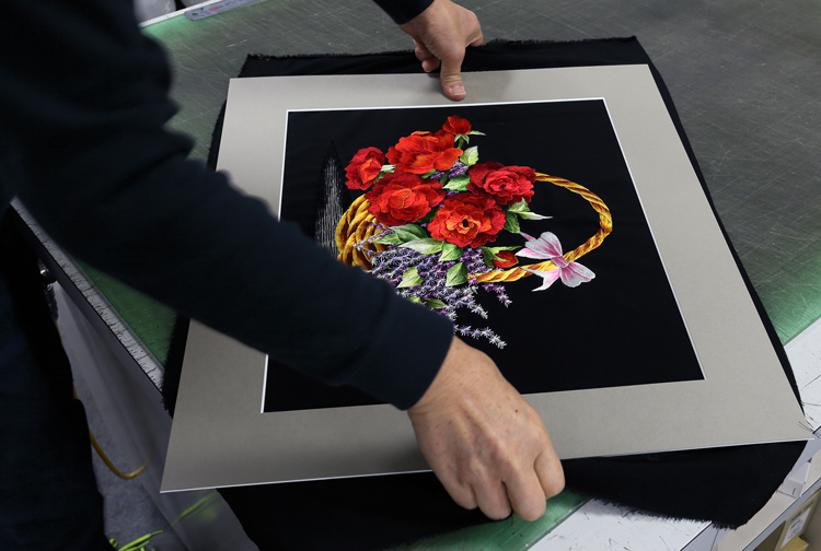 こんな刺繍の額装もします。ベトナム刺繍の額装方法