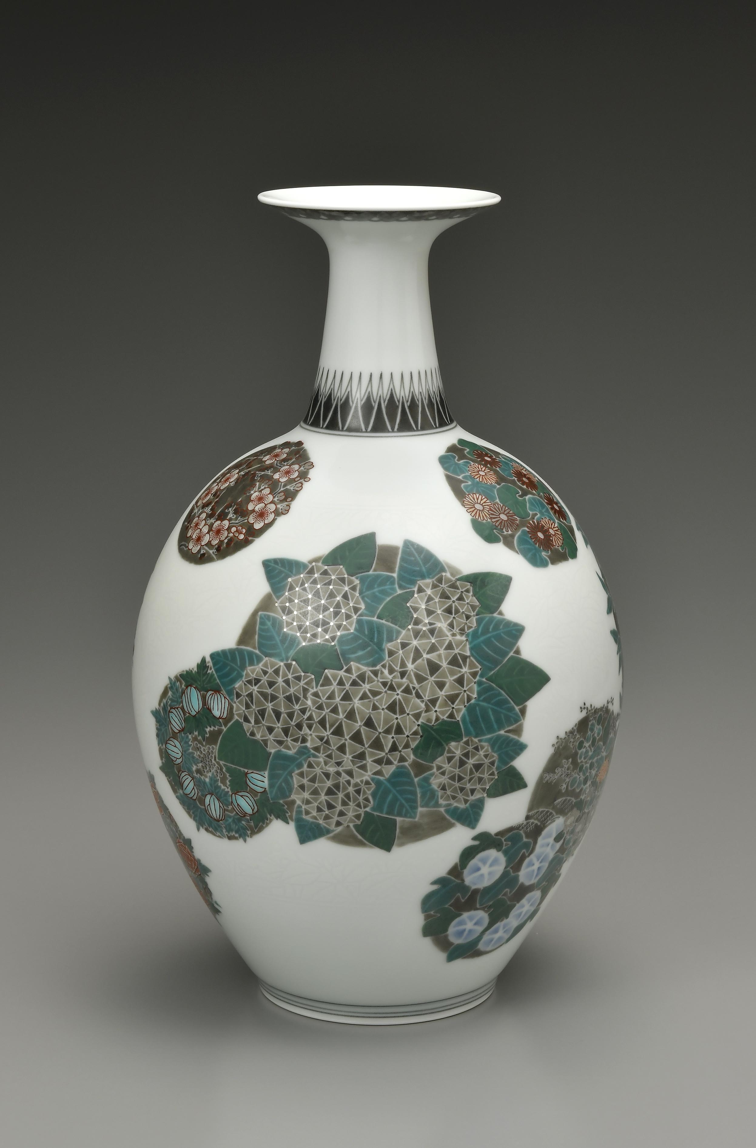 十四代 今泉今右衛門『 色絵雪花墨色墨はじき四季花文花瓶【お