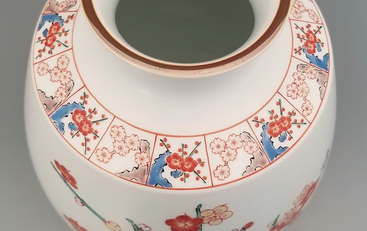 十五代 酒井田柿右衛門『 濁手梅桜文花瓶』 | 陶磁器 | 日経アート