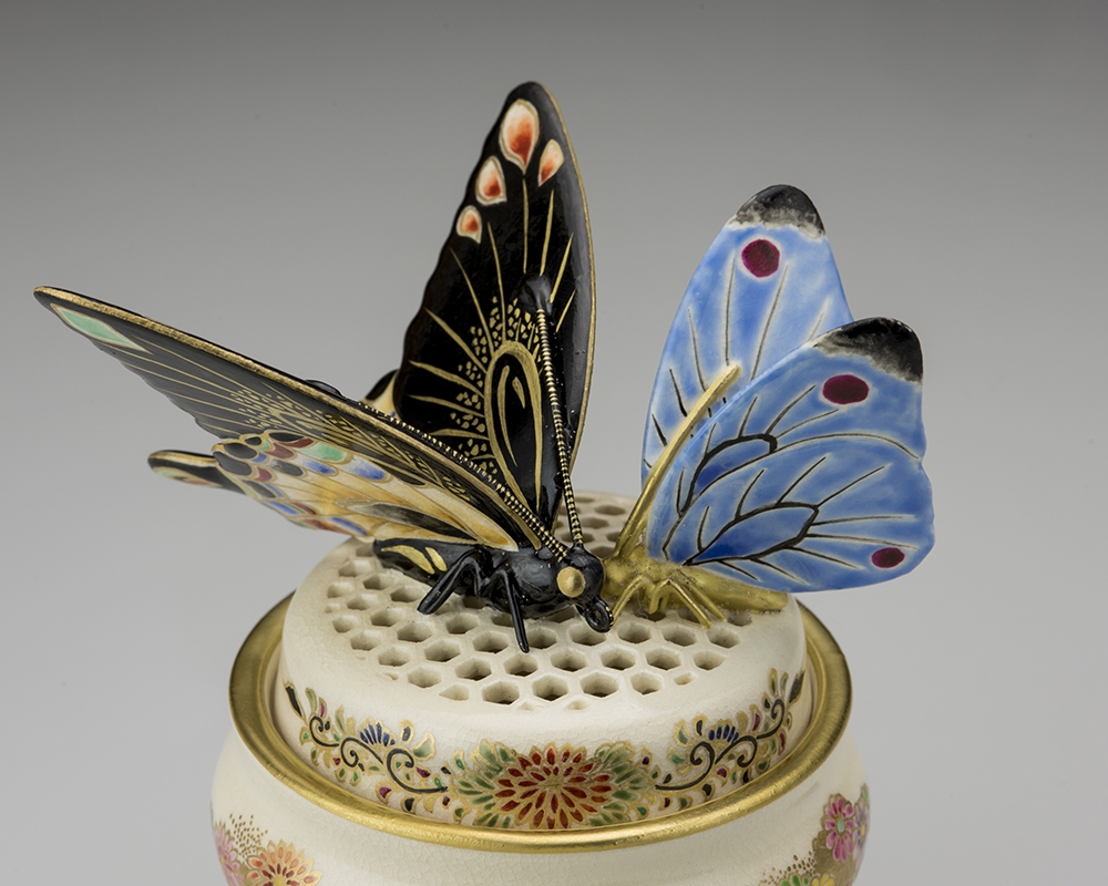 十五代 沈壽官『 薩摩亀甲透蝶乗香爐（さつまきっこうすかしちょうのり