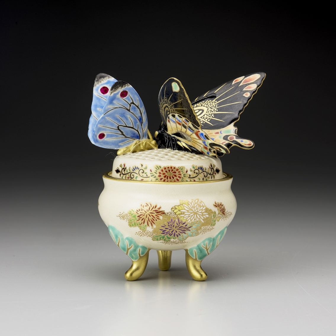 日経アート特別企画・十五代沈壽官「薩摩亀甲透蝶乗香爐（さつま