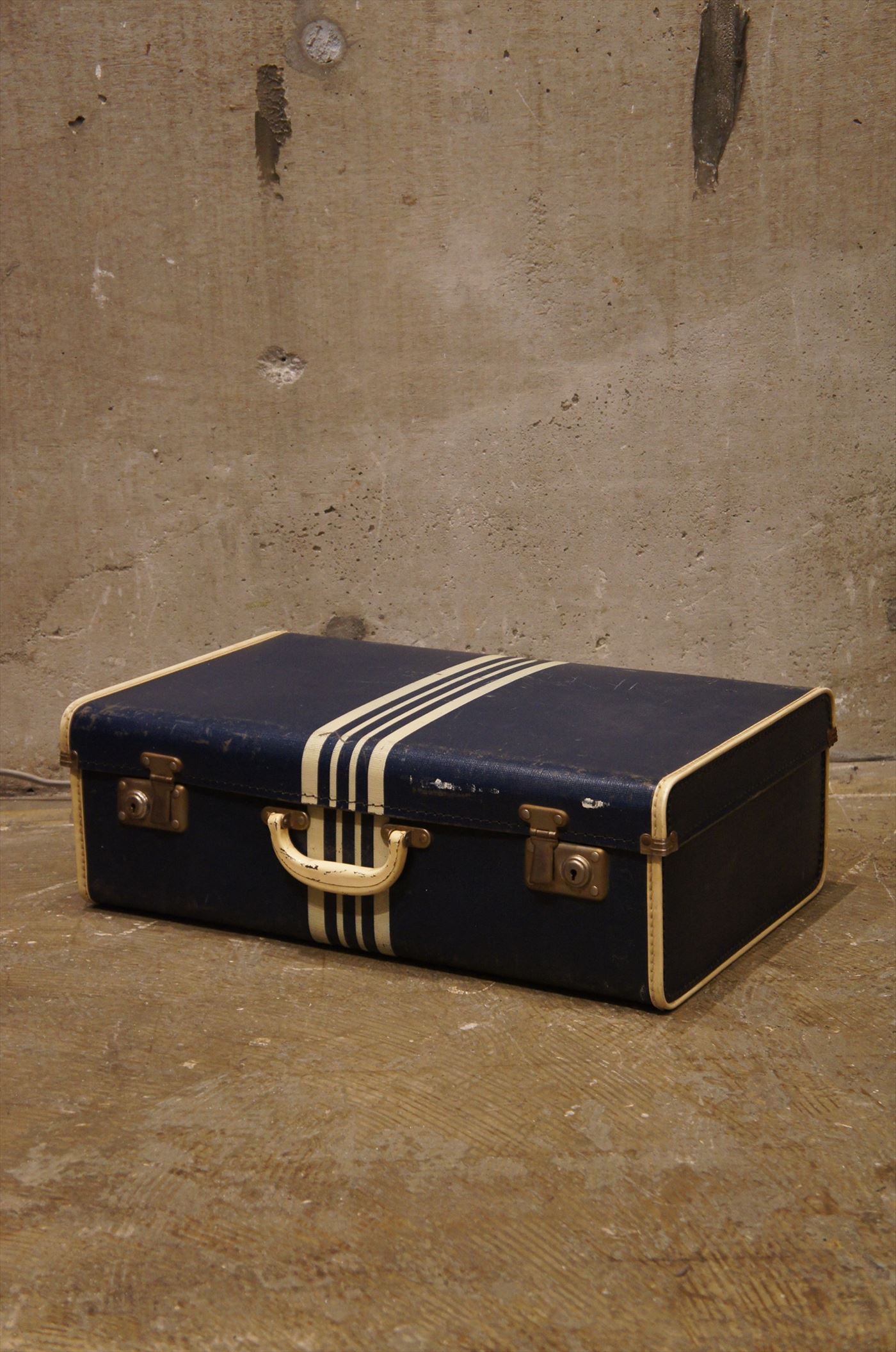 レトロな柄のスーツケース ネイビーがおしゃれ | ARTICLE PRODUCT