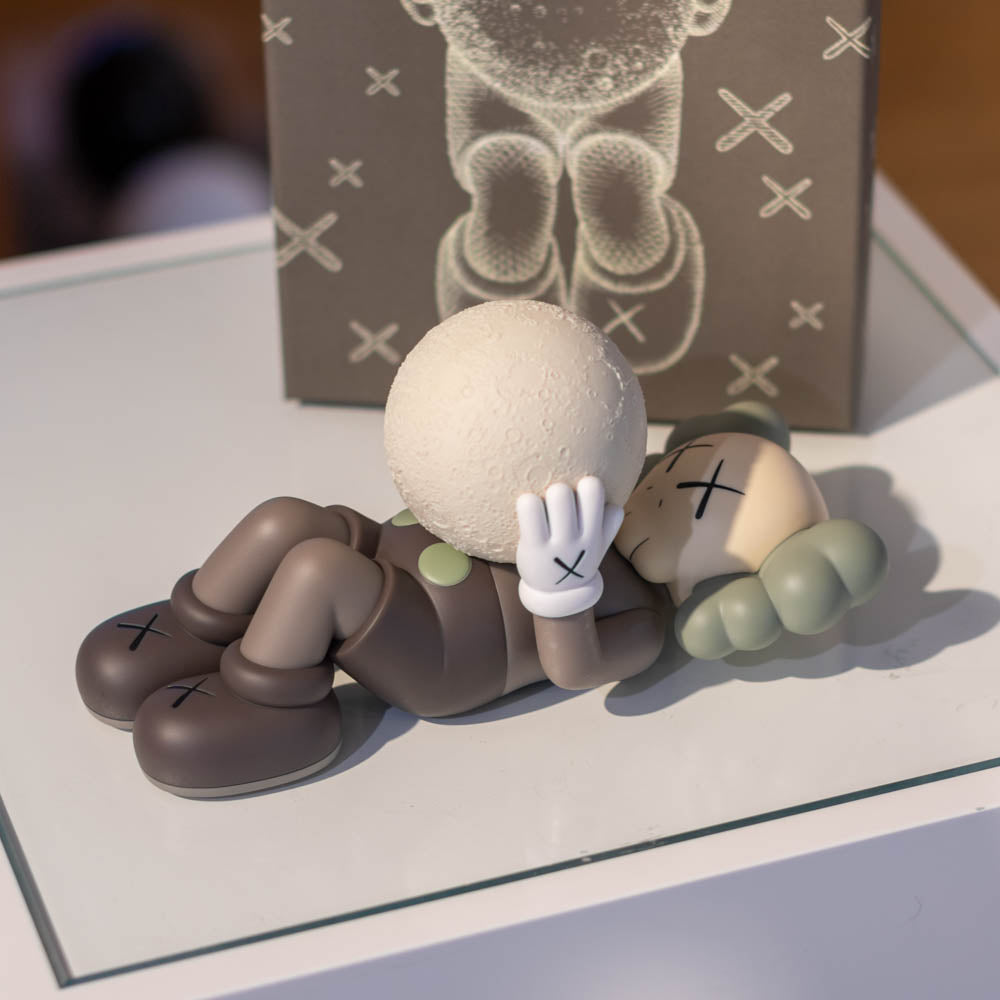 HOLIDAY SHANGHAI - Figure (Brown) | Artmarket Gallery