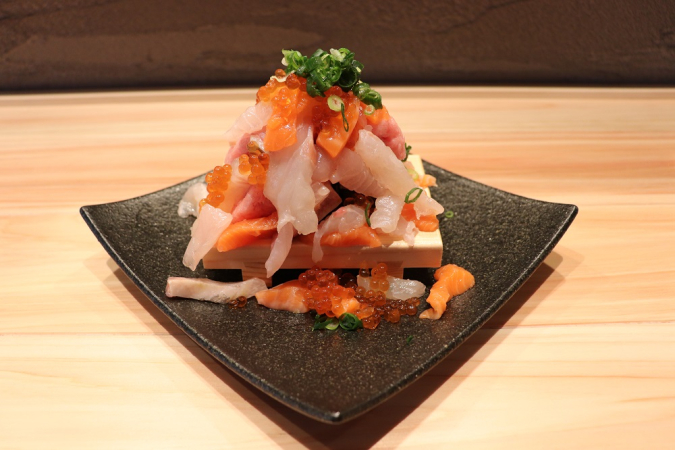 博多駅すぐ】寿司が1貫80円～！話題の新店「すしやコトブキ」