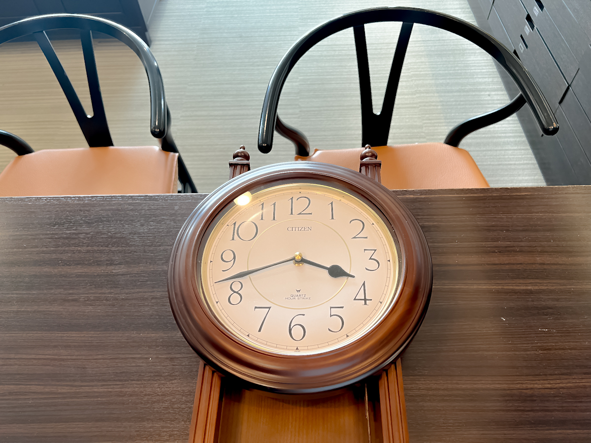 掛け時計の修理。振り子時計のムーブメント交換のはず、が