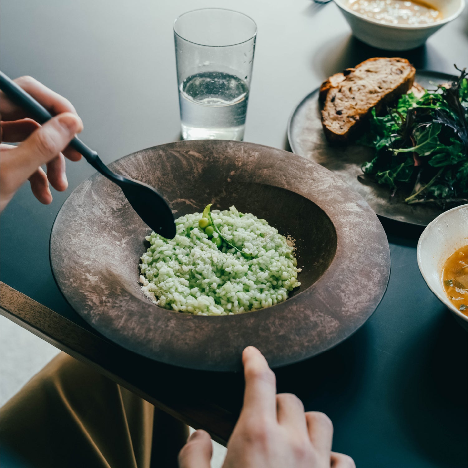 こだわりのある人の普段使い食器「深皿スクープ 杉皮」