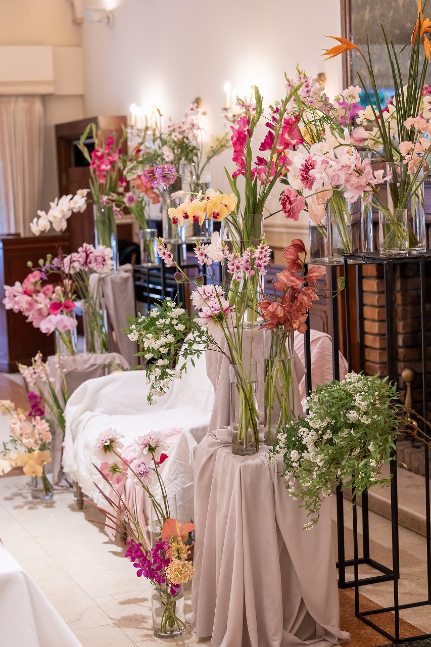 最新高砂トレンド11選｜花瓶を使ったミニマル&エアリーな装花が