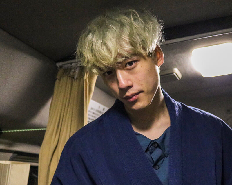 まだ金髪だった坂口健太郎。本人がどうしても春に撮りたかった「絵」と